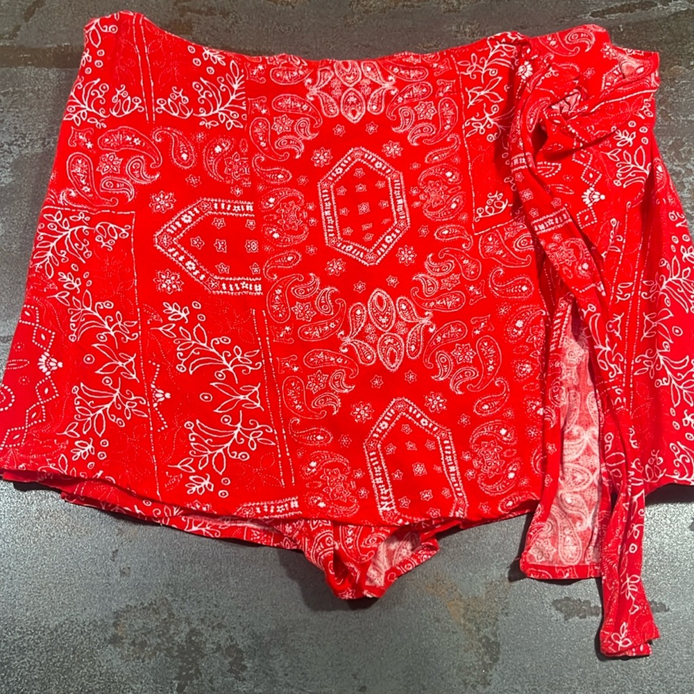 Venus medium red white handkerchief wrap skort BNWOT